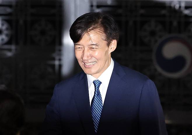 이재명 정부 첫 특별사면·복권 대상에 오른 조국 전 조국혁신당 대표가 15일 새벽 구로구 서울남부교도소를 나서고 있다. /뉴스1