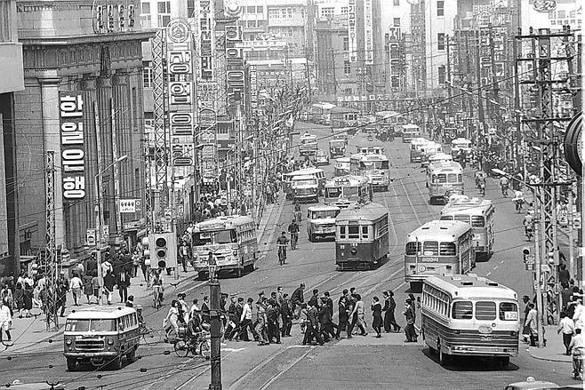 1966년 4월 6일 서울 중구 한국은행 본점 앞에서 남대문 시장 앞 거리 풍경/ 조선일보 자료사진