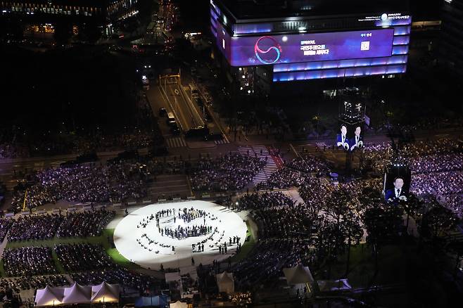 이재명 대통령이 15일 서울 광화문광장에서 열린 제21대 대통령 국민임명식 '광복 80년, 국민주권으로 미래를 세우다' 행사에서 국민 대표로부터 '빛의 임명장'을 받은 뒤 감사 인사를 하고 있다. /연합뉴스