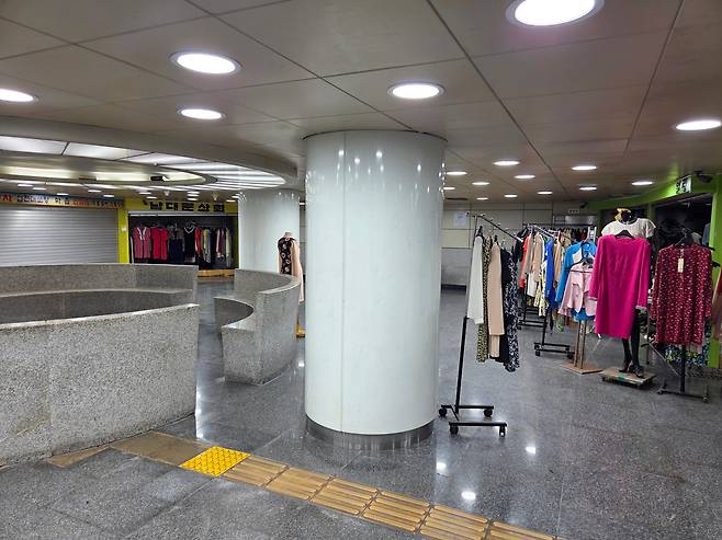지난 5일 남대문 지하보도에서 의류 매장 두 곳이 영업 중이다. 이곳에 있던 10여 개 상점 중 이 두 곳만 문을 닫지 않고 남아 있다. /유병훈 기자