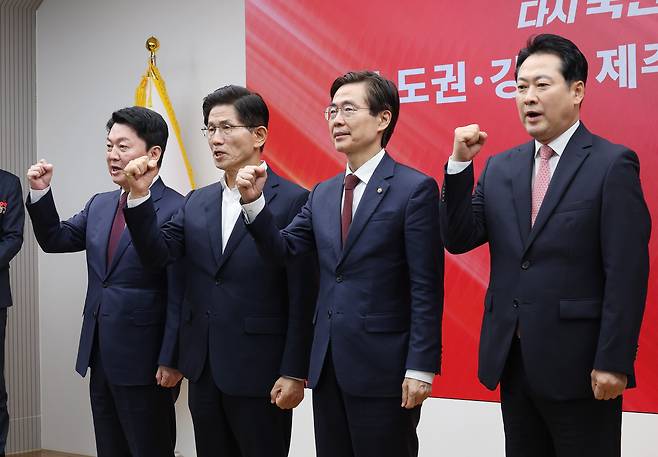 14일 서울 여의도 중앙당사에서 열린 국민의힘 제6차 전당대회 수도권·강원·제주 합동연설회에서 당 대표 후보들이 기념사진을 찍고 있다. 오른쪽부터 장동혁, 조경태, 김문수, 안철수 후보. /연합뉴스