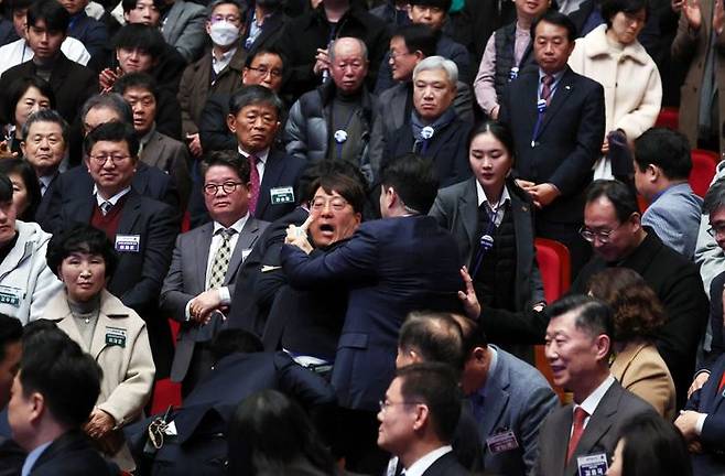 강성희 당시 국회의원이 지난해 1월 전북특별자치도 출범식에 참석한 윤석열 전 대통령에게 "국정기조를 바꾸시라"고 권유했다가, 대통령실 경호처 관계자들에 의해 사지가 들려져 행사장에서 쫓겨나고 있다. ⓒ뉴시스