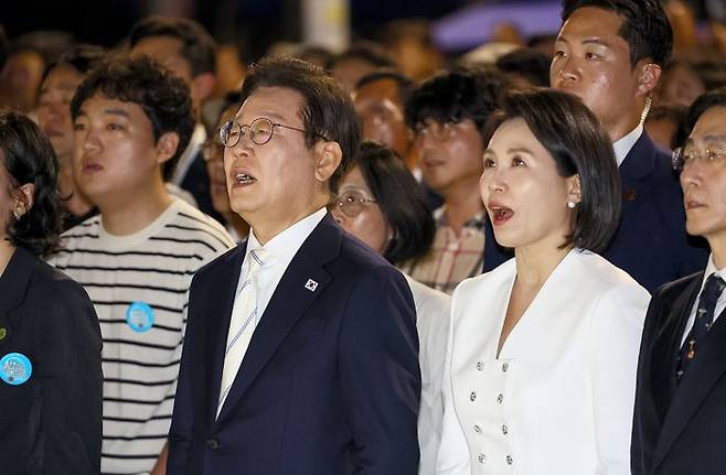 이재명 대통령과 김혜경 여사가 15일 서울 광화문광장에서 열린 제21대 대통령 국민임명식 행사에서 애국가를 제창하고 있다. ⓒ연합뉴스