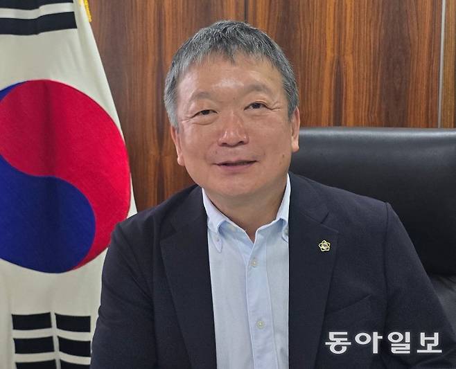 김이중 재일본대한민국민단 중앙본부 단장이 광복절을 이틀 앞둔 13일 일본 도쿄의 민단 중앙본부 사무실에서 광복 80주년 등에 대한 생각을 밝혔다. 그는 “늘 모국과 고향을 품고 사는 재일교포들이 온갖 냉대 속에서 어렵게 모은 엔화를 모국이 어려울 때마다 흔쾌히 내놓았다. 그 마음을 잊지 않고 기억해 달라”고 당부했다. 도쿄=황인찬 특파원 hic@donga.com