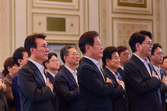 이재명 대통령이 지난 13일 청와대 영빈관에서 열린 국정기획위원회 국민보고대회에서 국민의례를 하고 있다. 2025.8.13/대통령실 제공