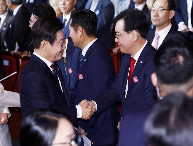 이재명 대통령이 15일 서울 종로구 세종문화회관에서 열린 제80주년 광복절 경축식을 마치고 송언석 국민의힘 비상대책위원장과 악수하고 있다. 2025.08.15. 뉴시스