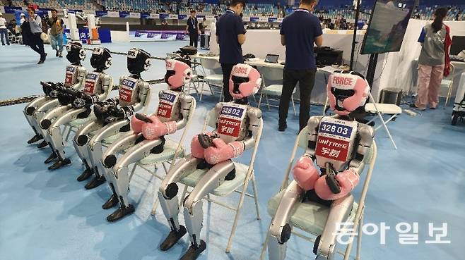 15일 열린 세계휴머노이드로봇대회에서 격투기 경기 출전을 기다리고 있는 유니트리사의 로봇 ‘G1’. 베이징=김철중 특파원 tnf@donga.com