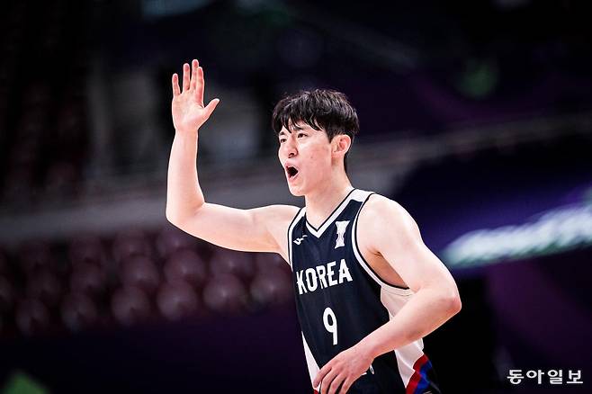 한국 남자 농구대표팀의 이정현이 6일 열린 국제농구연맹(FIBA) 아시아컵 조별리그 호주전에 출전한 모습. 한국의 핵심 가드인 이정현은 부상 여파로 대회 도중 귀국했다. FIBA 제공
