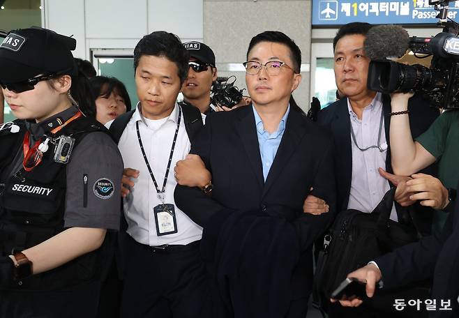 ‘김건희 집사’ 김예성 씨(가운데)가 12일 오후 베트남에서 인천공항으로 입국한 직후 특검에 체포돼 특검 사무실로 향하고 있다. 김 씨는 전날 동아일보와의 인터뷰에서 김건희 여사와 연루된 의혹을 모두 부인하며 특검 조사에서 사실대로 말하겠다고 밝혔다. 인천=전영한 기자 scoopjyh@donga.com