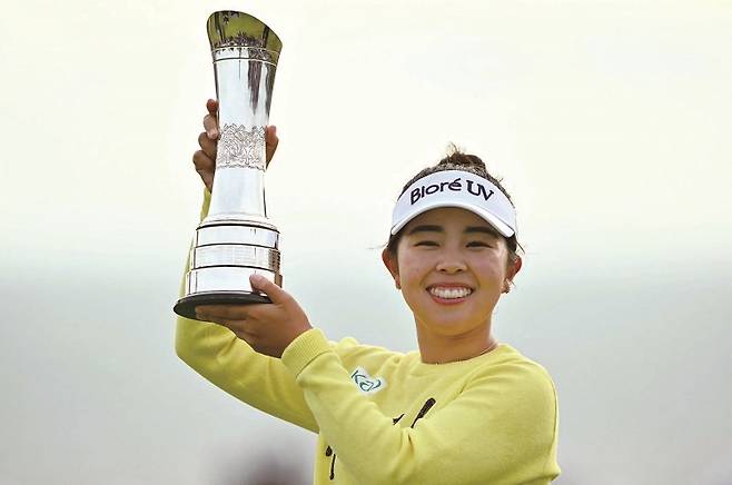 일본의 야마시타 미유가 영국 웨일스 남부로열 포스콜 골프클럽(파72)에서 끝난 AIG 여자 오픈에서 우승한 후 트로피를 들어올리고 있다. /사진 AFP연합