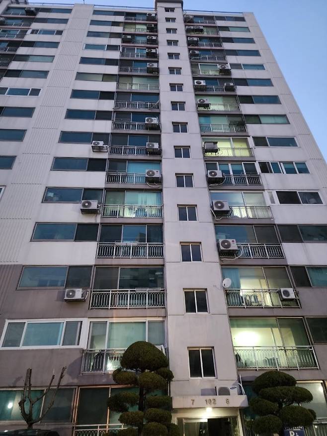 아파트에 에어컨 실외기가 설치된 모습(기사와 관련없는 자료사진)  뉴시스