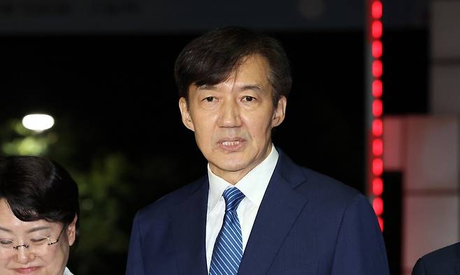 광복절 특사로 사면복권돼 풀려난 조국 전 조국혁신당 대표가 15일 자정 서울 구로구 서울남부교도소를 나와 대국민인사를 하고 있다. 김태형 기자 xogud555@hani.co.kr