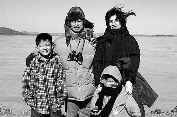 지난 2001년 어린이와 함께하는 철새탐사 프로그램에서 윤무부 명예교수(왼쪽 두번째)가 참가자들과 기념 사진을 찍고 있는 모습. 한겨레 자료사진