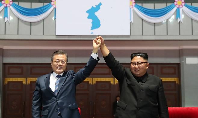 2018년 9월19일 북한을 방문한 문재인 대통령(왼쪽)과 김정은 북한 국무위원장이 평양 5·1경기장에서 환호하는 평양 시민들에게 손을 맞잡아 올리며 인사하고 있다. 평양사진공동취재단