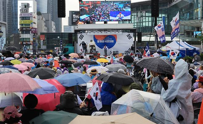 15일 서울역 광장에서 ‘8.15 국가정상화를 위한 광화문 국민대회’가 열리고 있다. 연합뉴스