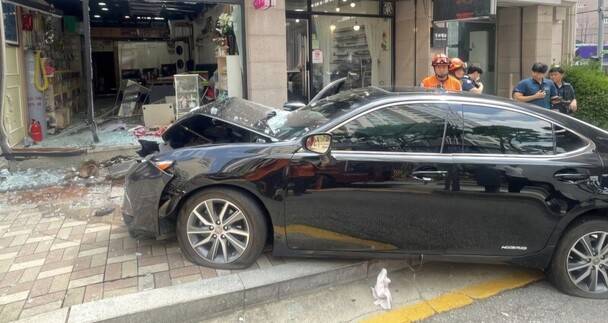 80대 운전자가 몰던 렉서스 차량이 5일 경기도 평택시 서정동에서 상가를 들이받은 뒤 멈춰서 있다. 경기도소방재난본부 제공