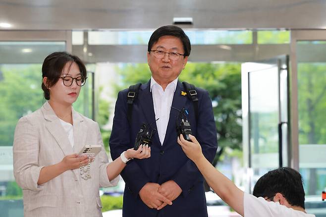 최교진 사회부총리 겸 교육부 장관 후보자가 지난 14일 인사청문회 준비 사무실이 마련된 서울 영등포구 여의도 한국교육시설안전원으로 출근하며 지명 소감을 밝히고 있다. 연합뉴스