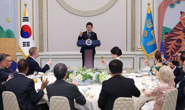 이재명 대통령이 15일 청와대 영빈관에서 열린 ‘대통령의 초대, 주한외교단 만찬’에서 건배사를 하고 있다. 이날 행사에는 주한외교단을 비롯해 이 대통령 특사단 단장, 국회 외통위 위원, 관계부처 장관, 경제단체장 등이 참석했다. 연합뉴스