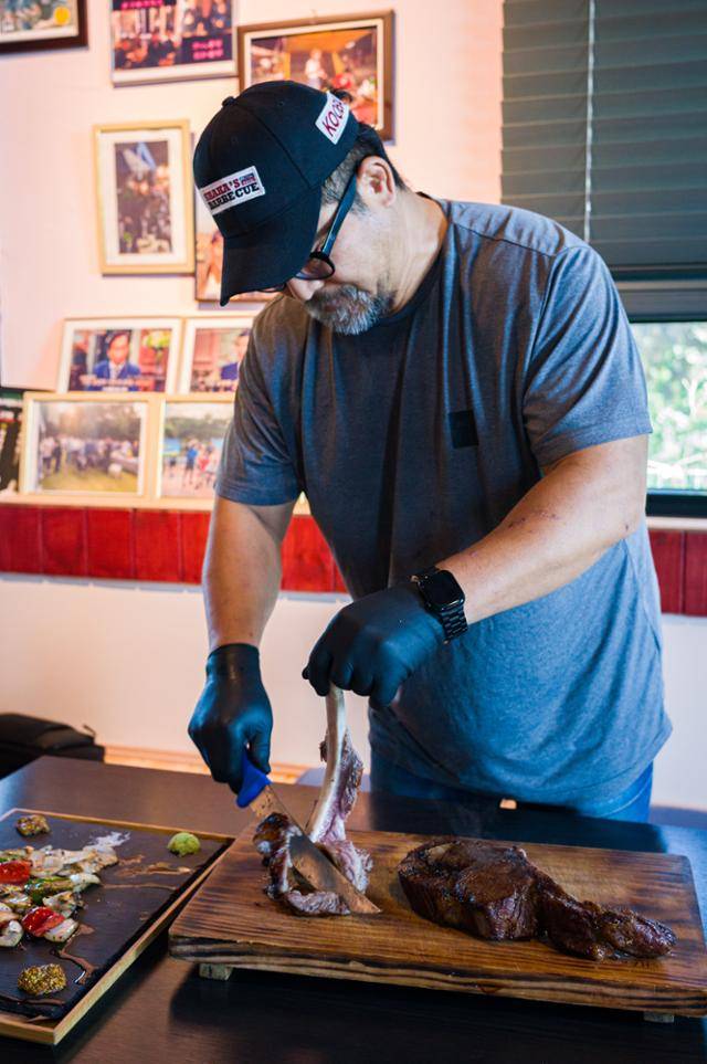 '샤카스 바비큐'의 차영기 대표가 바비큐를 썰어 플레이팅 하고 있다. 장준우 제공