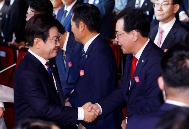 이재명 대통령이 15일 서울 종로구 세종문화회관에서 열린 제80주년 광복절 경축식을 마치고 송언석 국민의힘 비상대책위원장과 악수하고 있다. 뉴시스