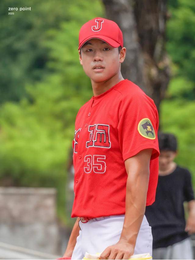 장안고 1학년 투수 김강연이 올해 7월 열린 전국고교야구대회 경기장에 들어서고 있다. 인스타그램 zero.po1nt 제공