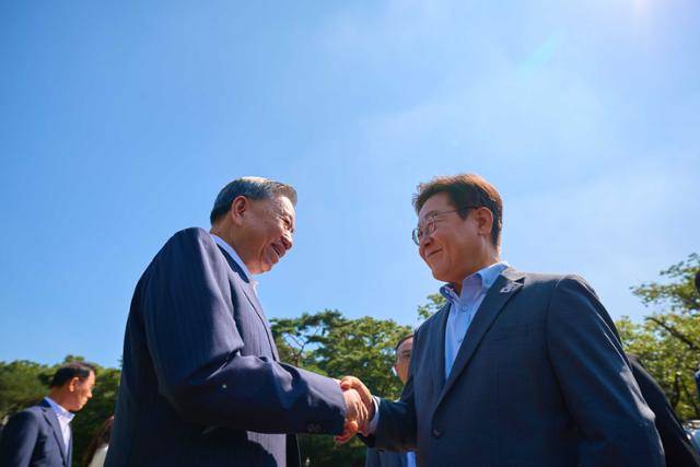 이재명 대통령이 12일 청와대 상춘재에서 국빈 방한 중인 또럼(왼쪽) 베트남 당서기장과 악수하고 있다. 대통령실 제공