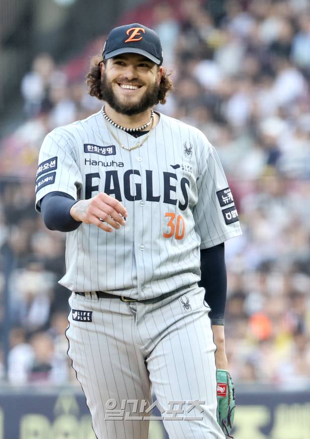 2025 KB0리그 프로야구 LG 트윈스와 한화 이글스의 경기가 28일 오후 서울 잠실야구장에서 열렸다. 한화 선발 폰세가 2회말 2사 구본혁을 삼진 처리한 후 웃고 있다. 잠실=김민규 기자 /2025.05.28/