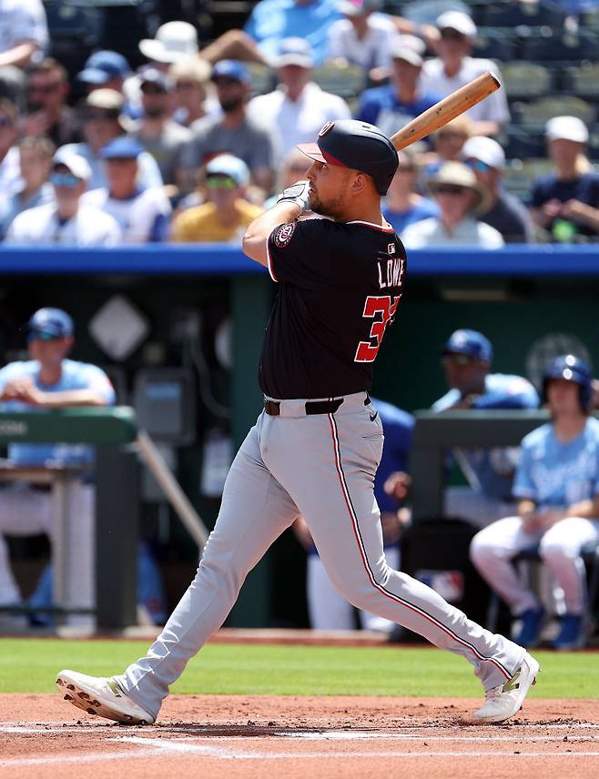 <yonhap photo-1526=""> KANSAS CITY, MISSOURI - AUGUST 13: Nathaniel Lowe #33 of the Washington Nationals hits a grand slam during the first inning of the game against the Kansas City Royals at Kauffman Stadium on August 13, 2025 in Kansas City, Missouri. Jamie Squire/Getty Images/AFP (Photo by JAMIE SQUIRE / GETTY IMAGES NORTH AMERICA / Getty Images via AFP)/2025-08-14 05:17:25/ <저작권자 ⓒ 1980-2025 ㈜연합뉴스. 무단 전재 재배포 금지, AI 학습 및 활용 금지></yonhap>