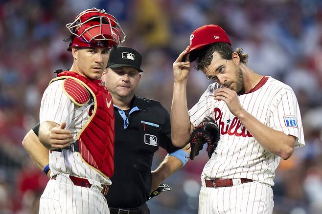 <yonhap photo-4119="">부상자명단에서 복귀를 앞둔 필라델피아 핵심 선발 자원인 애런 놀라. [AP=연합뉴스]</yonhap>