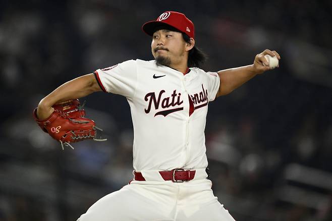 <yonhap photo-2668=""> Washington Nationals pitcher Shinnosuke Ogasawara throws during the seventh inning of a baseball game against the Athletics, Wednesday, Aug. 6, 2025, in Washington. (AP Photo/Nick Wass)/2025-08-07 11:01:38/ <저작권자 ⓒ 1980-2025 ㈜연합뉴스. 무단 전재 재배포 금지, AI 학습 및 활용 금지></yonhap>