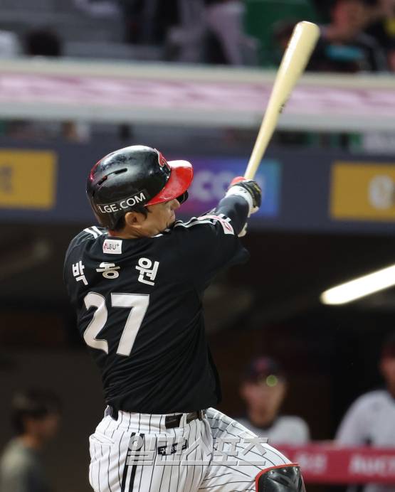 15일 인천 SSG전에서 결승 스리런 홈런을 때려낸 LG 박동원. IS 포토