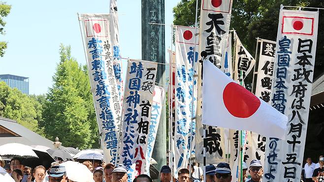 패전 80년을 맞은 15일 일본 도쿄 야스쿠니신사에서 우익 성향으로 추정되는 사람들이 이시바 시게루 총리의 야스쿠니신사 공식 참배 등을 요구하고 있다.