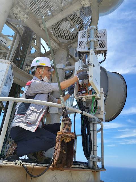 KT 김원헌 명장이 독도의 네트워크를 관리하는 모습 [사진=KT]