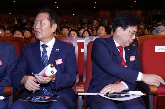 더불어민주당 정청래 대표와 국민의힘 송언석 비상대책위원장 겸 원내대표가 15일 서울 세종문화회관에서 열린 80주년 광복절 경축식에 참석하고 있다. 2025.8.15 [대통령실통신사진기자단]  [사진=연합뉴스]