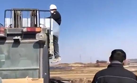 전남 나주의 한 벽돌 생산 공장에서 스리랑카 국적의 이주노동자를 화물에 결박하고 지게차로 들어 올리는 인권유린 사건이 발생했다.광주전남이주노동자네트워크가 확보한 이달 초 촬영된 영상에는 이곳 노동자가 이주노동자 A씨를 비닐로 벽돌에 묶어 지게차로 옮기는 모습과 이 모습을 보고 웃으며 휴대전화로 촬영하는 다른 노동자의 모습 등이 담겨 있다. 2025.7.24 [사진=연합뉴스(광주전남이주노동자네트워크 제공)]