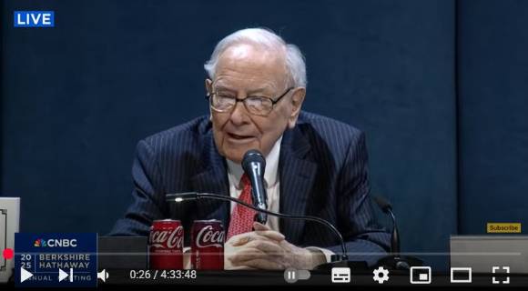 사진은 2025년 버크셔 해서웨이 주총에서 발언하는 워런 버핏 회장. [사진=CNBC 라이브 유튜브 캡처]