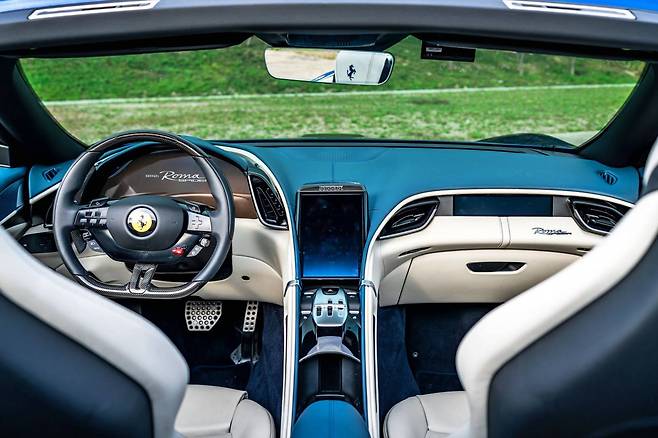 페라리 로마 스파이더 실내 / 출처=페라리