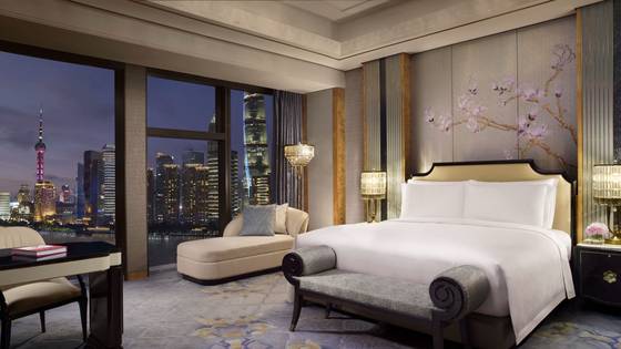 와이탄 남부의 럭셔리 호텔 세인트레지스 온더번드의 객실. 둥팡밍주와 황푸강의 전경이 한눈에 들어온다. [사진 세인트레지스]