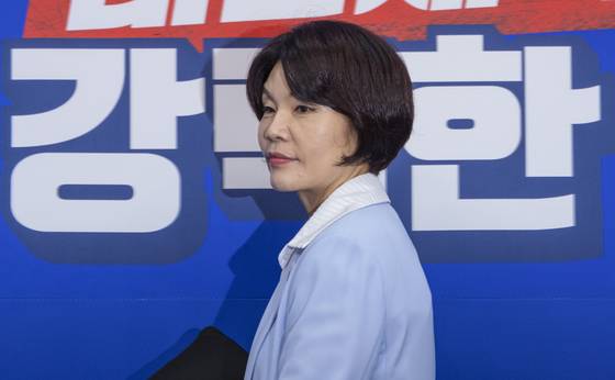 더불어민주당 한정애 정책위의장이 13일 국회에서 열린 최고위원회에 입장하고 있다. 연합뉴스