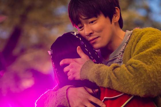 영화 '좀비딸'의 정환(조정석)은 좀비로 변한 딸 수아(최유리)를 사람으로 돌려놓기 위해 온갖 훈련을 시키는 등 고군분투한다. 사진 NEW