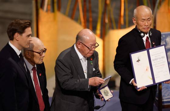 2024년 노벨평화상 수상자인 일본의 니혼히단쿄(원수폭피해자단체협의회) 관계자들이 지난해 12월 10일 노르웨이 오슬로에서 열린 수상식에 참석하고 있다. 가장 왼쪽은 노르웨이 노벨위원회 위원장 요르겐 바트네 프리드네스. AFP=연합뉴스