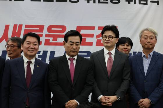 국민의힘 당 대표 후보 선거에 출마한 안철수 의원(왼쪽)과 한동훈 전 대표(왼쪽 세 번째)가 11일 오후 광주 서구 홀리데이인 광주호텔에서 열린 김화진 국민의힘 전남도당 위원장 취임식에 참석해 기념 사진을 찍고 있다. [연합뉴스]