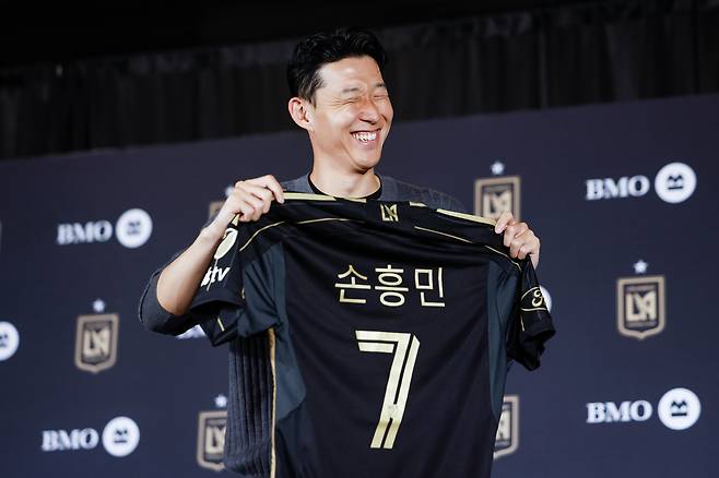한글로 이름이 새겨진 LAFC 유니폼을 들고 활짝 웃는 손흥민. [EPA=연합뉴스]