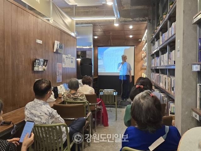▲ 강원교육연구소가 주최하고 시낭송연구소 궁리가 주관한 광복 80주년 시낭송 콘서트 ‘시, 역사를 관통하다’가 15일 춘천서림에서 열렸다.