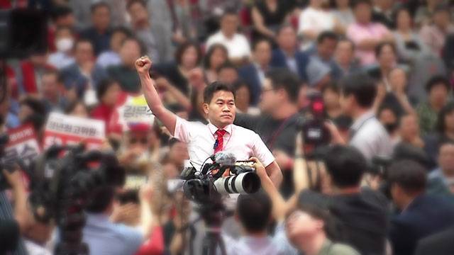 지난 8일 대구 북구 엑스코에서 당원들과 ‘배신자’ 구호를 외치는 전한길 씨.