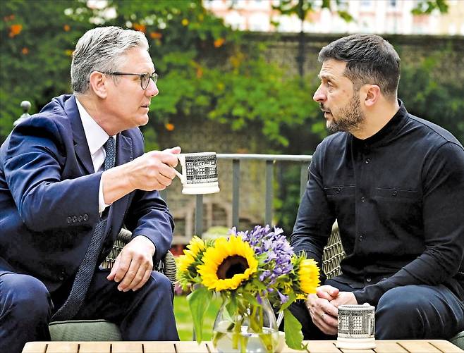 < 스타머 만난 젤렌스키 > 볼로디미르 젤렌스키 우크라이나 대통령(오른쪽)과 키어 스타머 영국 총리가 알래스카에서 열리는 미·러 정상회담을 하루 앞둔 ﻿﻿14일 ﻿런던 다우닝 10번가 총리 관저 정원에서 ﻿대화하고 있다. 젤렌스키 대통령은 전날 독일 베를린에서 ﻿미·유럽 정상 간 화상회의에 참석했다.  /AFP연합뉴스