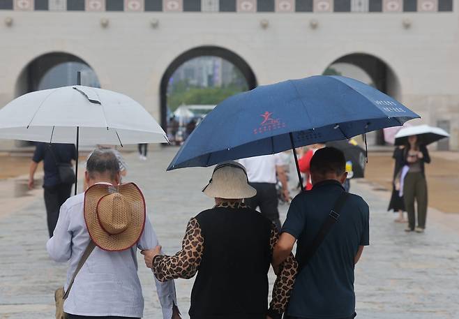 서울 경복궁에 관광객들로 북적이고 있다. 사진=연합뉴스