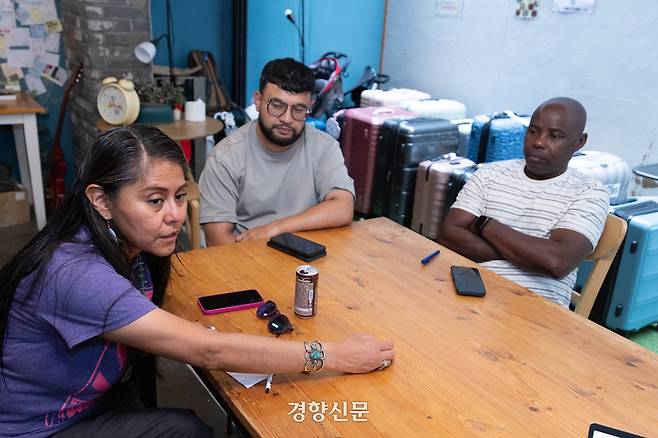 미국 뉴멕시코주 나바호네이션 출신 레오나 모건 활동가(왼쪽), 마셜제도 출신 베네틱 카부아 메디슨 마셜교육이니셔티브 사무국장(가운데), 콩고민주공화국 출신 이사이아 몽곰베 몸빌로 남아프리카 콩고시민사회 의장이 경향신문과 인터뷰하고 있다. 성동훈 기자