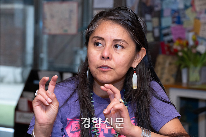 미국 뉴멕시코주 나바호네이션 드네(Dine) 민족 레오나 모건 반핵 활동가가 지난 11일 서울 마포구의 한 숙소 로비에서 경향신문과 인터뷰를 하고 있다. 성동훈 기자