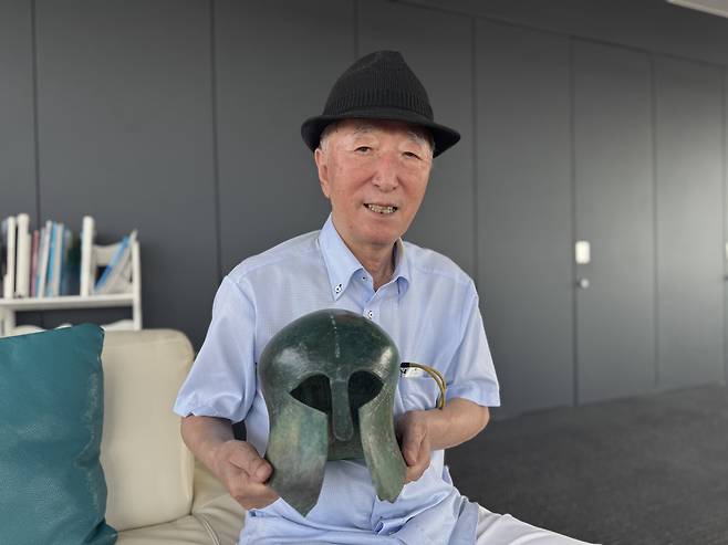Son Jeong-in, the eldest son of marathoner Son Kee-chung, who won gold at the 1936 Berlin Olympics during Japan’s colonial rule over Korea, holds up his father’s bronze helmet. Son donated the helmet to the Korean government, and it is now designated a treasure and kept at the National Museum of Korea. Marathoner Son had 1,000 replicas of the helmet made; No. 58, one of them, is kept at his son’s home. [KIM HYUN-YE]